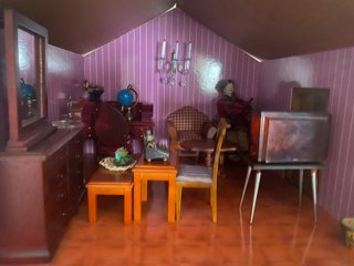 Casa de muñecas estilo sevillano de madera