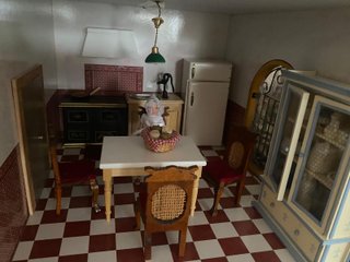 Casa de muñecas estilo sevillano de madera