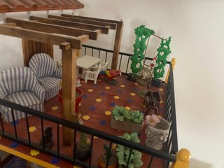 Casa de muñecas estilo sevillano de madera