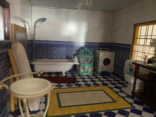 Casa de muñecas estilo sevillano de madera