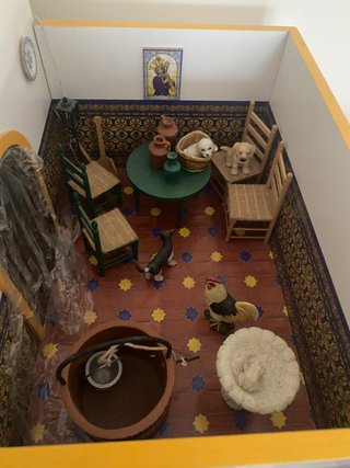 Casa de muñecas estilo sevillano de madera