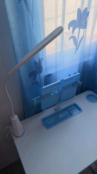 Escritorio infantil con lámpara y soporte tablet