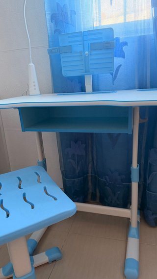 Escritorio infantil con lámpara y soporte tablet