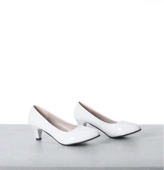 Zapatos de tacón bajo blancos