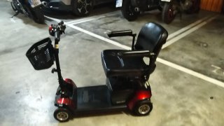 Silla de ruedas eléctrica para movilidad reducida