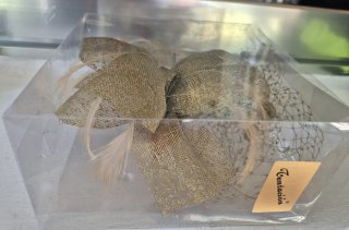 Tocado dorado con velo y plumas