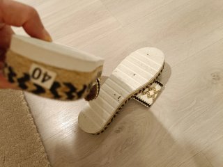 Chanclas doradas y blancas