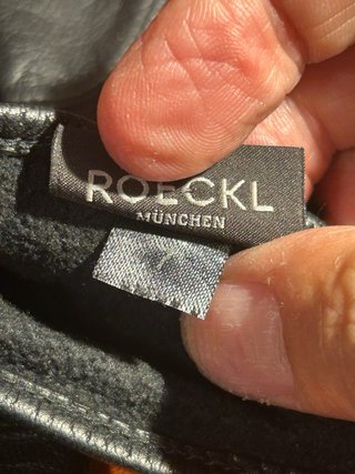 Guantes de piel negros
