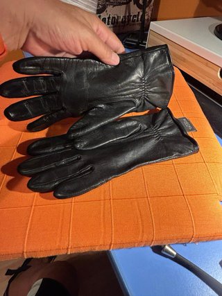Guantes de piel negros