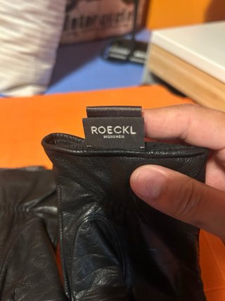 Guantes de piel negros