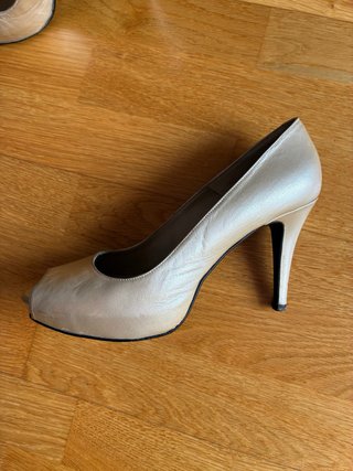 Zapatos de fiesta SANSE beige/champán. Tipo pumps.