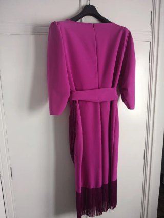 Vestido fucsia con flecos.