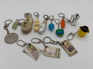 Lote de 21 llaveros vintage variados