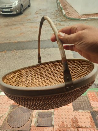 Cesta de ratán con asa
