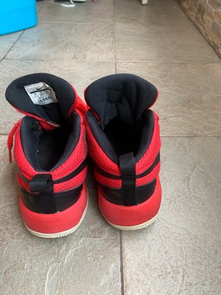 Zapatillas Nike Team Hustle Rojas