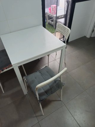 Mesa de cocina blanca