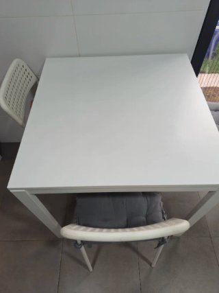 Mesa de cocina blanca