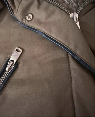 Parka verde Zara con capucha de pelo