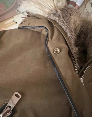 Parka verde Zara con capucha de pelo