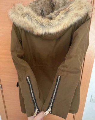 Parka verde Zara con capucha de pelo