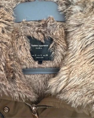 Parka verde Zara con capucha de pelo