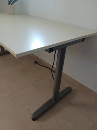 Mesa estudio IKEA Jerker 160x80 + Regleta