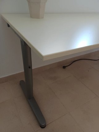 Mesa estudio IKEA Jerker 160x80 + Regleta