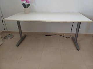 Mesa estudio IKEA Jerker 160x80 + Regleta