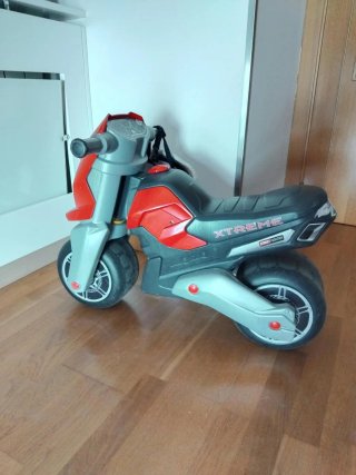 Moto infantil naranja y negra