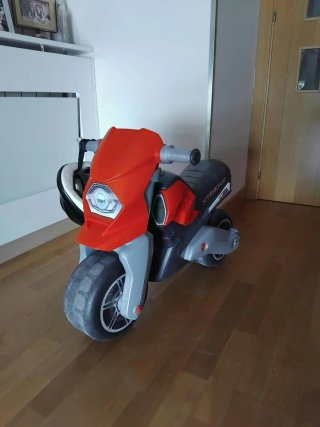 Moto infantil naranja y negra