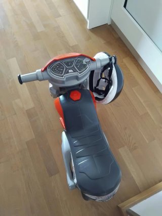 Moto infantil naranja y negra
