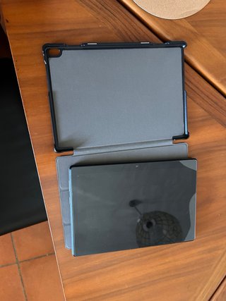 Tablet Lenovo con custodia nera
