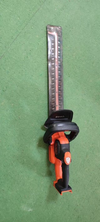 Cortasetos Black+Decker con 3 baterías