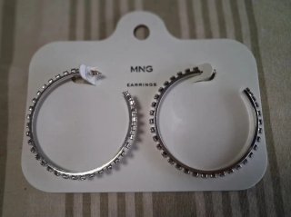 "Pendientes aro Mango plateados con brillantes".