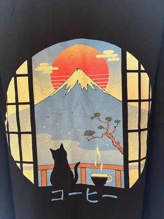 Camiseta negra con estampado de montaña