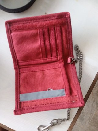 Cartera roja con cadena y número 1980