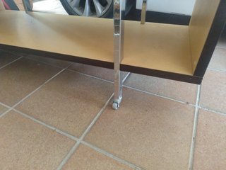 Mesa TV con ruedas