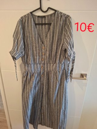 Grupo de piezas de ropa en venta