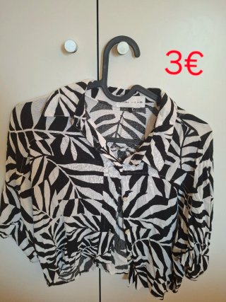 Grupo de piezas de ropa en venta