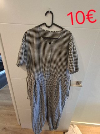 Grupo de piezas de ropa en venta
