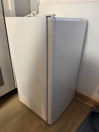 Nevera pequeña con congelador OK.