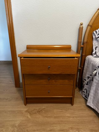 Cabecero y mesita de noche de madera