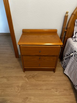 Cabecero y mesita de noche de madera