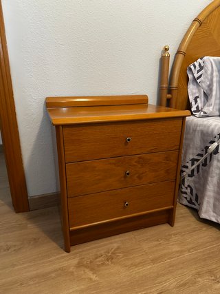 Cabecero y mesita de noche de madera
