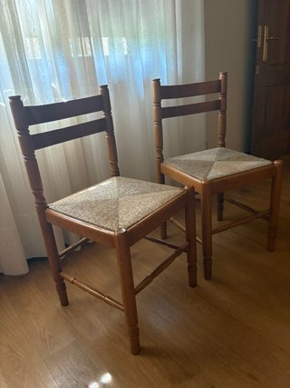 Juego de 2 sillas de madera con asiento de mimbre