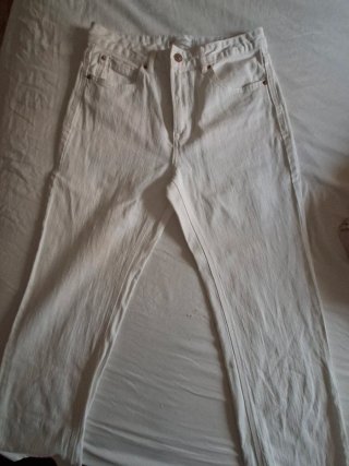 Pantalón blanco flare Stradivarius Talla 40