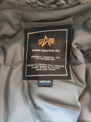 Chaqueta Alpha Industries verde con capucha