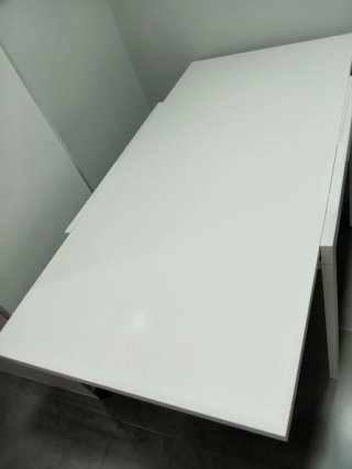 Mesa de madera con estructura metálica