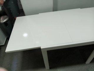 Mesa de madera con estructura metálica