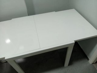 Mesa de madera con estructura metálica